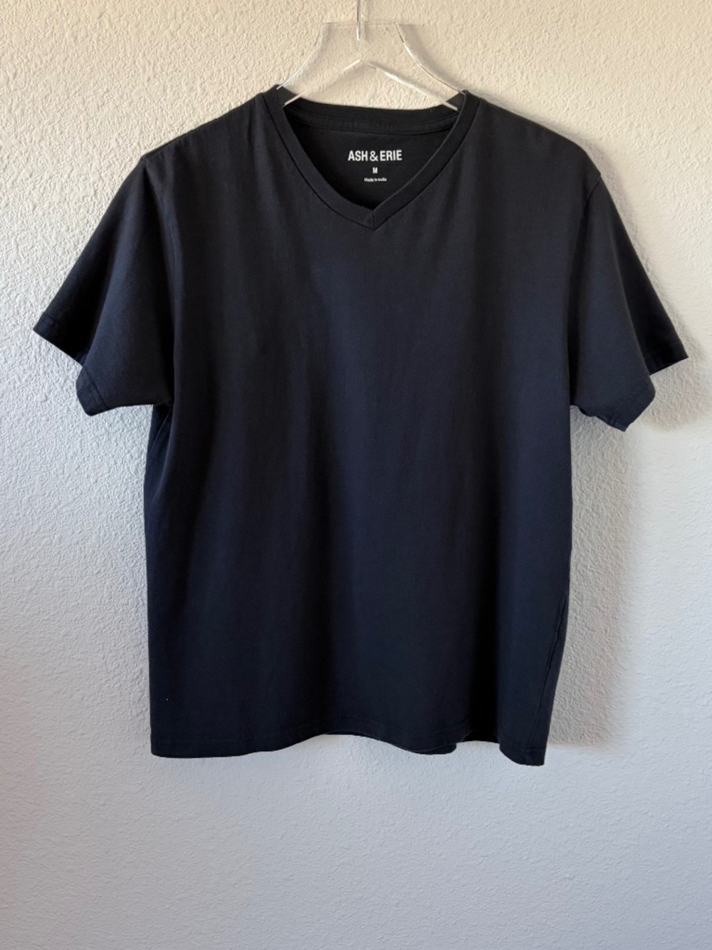 Ash & Erie Mens 100% Cotton Size M Black Short Sleeve V-Neck T-Shirt Casual
